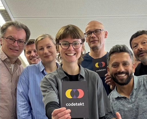 Anna von codetekt und Teilnehmende des Workshops lachen in die Kamera